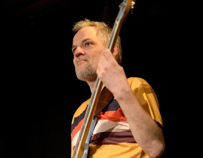 thorkild Ralf bag trommer med hat