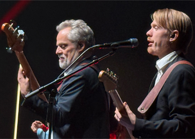 Ralf bag trommer med hat